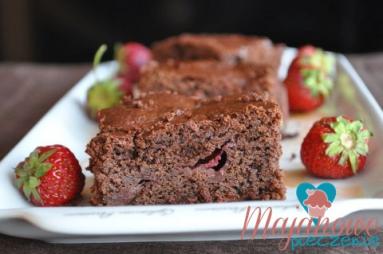 Zdjęcie - Brownies z truskawkami i marcepanem - Przepisy kulinarne ze zdjęciami