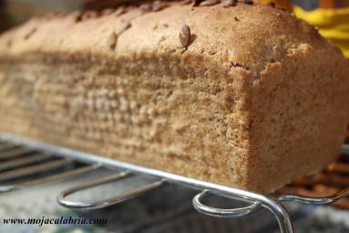 Zdjęcie - Razowiak- chleb z maki razowej z nasionami - Przepisy kulinarne ze zdjęciami