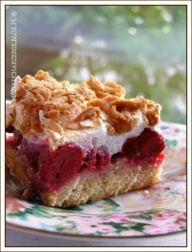 Zdjęcie - Półkruche ciasto z wiśniami i bezą - Przepisy kulinarne ze zdjęciami