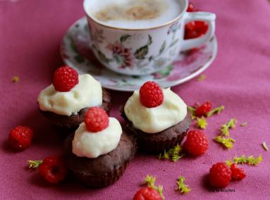 Zdjęcie - Kawowe muffiny z malinami i czerwoną porzeczką - Przepisy kulinarne ze zdjęciami
