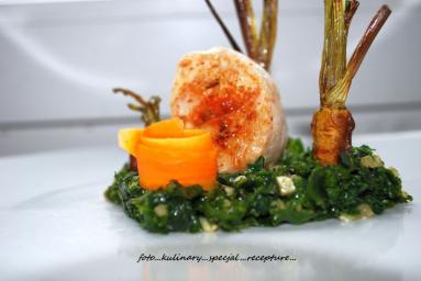 Zdjęcie - Drobiowy medalion na łożu z jarmużu i czosnku - Przepisy kulinarne ze zdjęciami