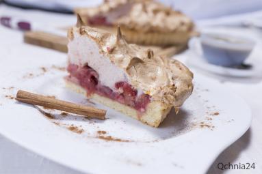 Zdjęcie - Cynamonowa tarta z rabarbarem i truskawkami - Przepisy kulinarne ze zdjęciami
