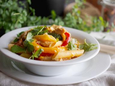 Zdjęcie - Makaron z kurczakiem z jednej patelni / One pot chicken pasta - Przepisy kulinarne ze zdjęciami