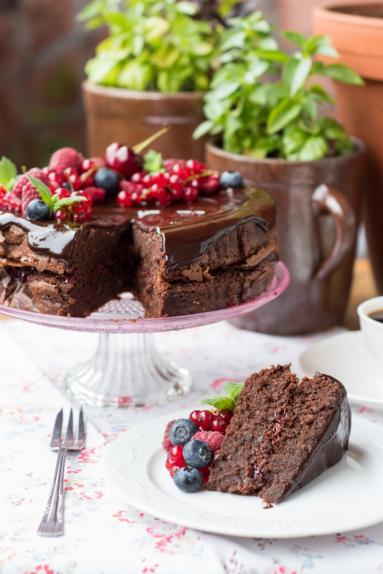 Zdjęcie - Torcik „brownie” z migdałami i malinami - Przepisy kulinarne ze zdjęciami