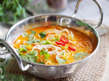Zdjęcie - Pikantna zupa tajska z makaronem / Spicy Thai noodle soup - Przepisy kulinarne ze zdjęciami