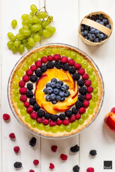 Zdjęcie - Tarta z kremem waniliowym, owocami lata i galaretką z białego wina - Przepisy kulinarne ze zdjęciami