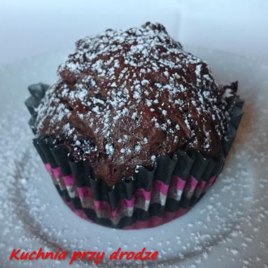 Zdjęcie - Czekoladowe muffinki z wiśniami - Przepisy kulinarne ze zdjęciami