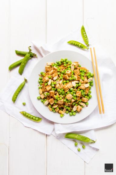 Zdjęcie - Low-carb pad thai z makaronu z alg morskich z tofu i zielonym groszkiem - Przepisy kulinarne ze zdjęciami