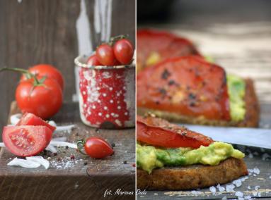 Zdjęcie - Crostini z avocado i pieczonym pomidorem - Przepisy kulinarne ze zdjęciami