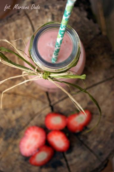 Zdjęcie - Koktajl z ananasa, truskawek i mleka kokosowego - Przepisy kulinarne ze zdjęciami