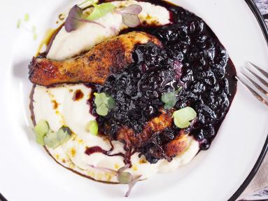 Zdjęcie - Kurczak z sosem jagodowym / Chicken with blueberry sauce - Przepisy kulinarne ze zdjęciami