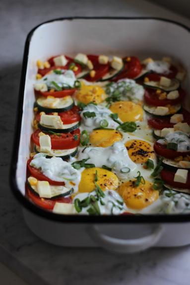 Zdjęcie - Śniadanie do łóżka #218: Pieczone jajka sadzone z cukinią, pomidorami i fetą - Przepisy kulinarne ze zdjęciami