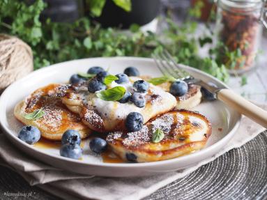 Zdjęcie - Placuszki jogurtowe z jagodami / Yogurt blueberry pancakes - Przepisy kulinarne ze zdjęciami
