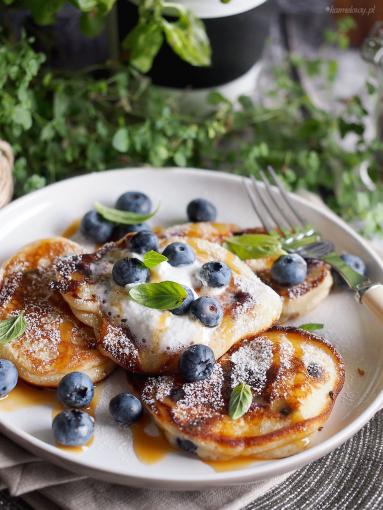 Zdjęcie - Placuszki jogurtowe z jagodami / Yogurt blueberry pancakes - Przepisy kulinarne ze zdjęciami