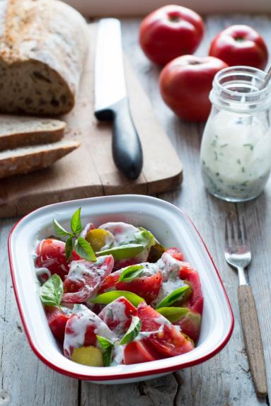 Zdjęcie - Letnia sałatka z pomidorów - Przepisy kulinarne ze zdjęciami