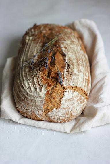 Zdjęcie - Chleb na zakwasie z lawendą - Przepisy kulinarne ze zdjęciami