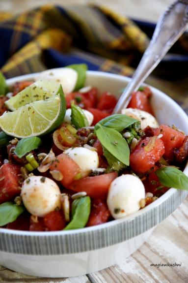 Zdjęcie - Sałatka z arbuza i suszonymi pomidorami - Przepisy kulinarne ze zdjęciami
