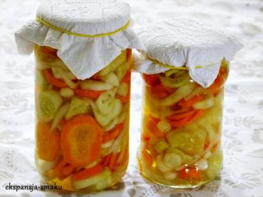 Zdjęcie - Sałatka z ogórków i marchewki w oleju przetwory na zimę - Przepisy kulinarne ze zdjęciami