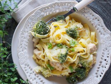 Zdjęcie - Lekki makaron z kurczakiem i brokułami / Light chicken and broccoli pasta - Przepisy kulinarne ze zdjęciami