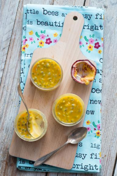 Zdjęcie - Jogurtowa panna cotta z mango i marakują - Przepisy kulinarne ze zdjęciami