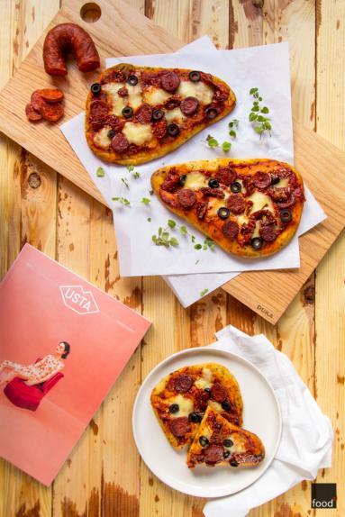 Zdjęcie - Ekspresowa pizza z chlebków naan z mozzarellą i chorizo - Przepisy kulinarne ze zdjęciami