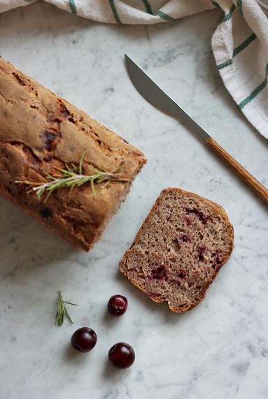Zdjęcie - Chleb żytni na zakwasie z wiśniami i rozmarynem - Przepisy kulinarne ze zdjęciami