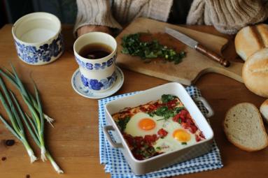 Zdjęcie - Zapiekane jajko z pomidorami - Przepisy kulinarne ze zdjęciami