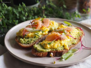 Zdjęcie - Tosty z awokado, jajecznicą i wędzonym łososiem / Scrambled eggs, avocado and smoked salmon on toast - Przepisy kulinarne ze zdjęciami
