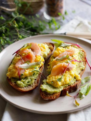 Zdjęcie - Tosty z awokado, jajecznicą i wędzonym łososiem / Scrambled eggs, avocado and smoked salmon on toast - Przepisy kulinarne ze zdjęciami