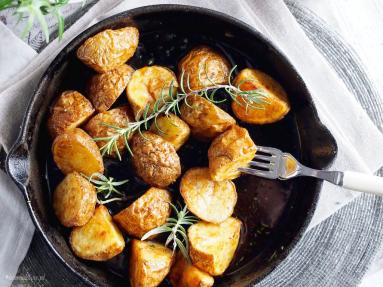 Zdjęcie - Balsamiczno-miodowe pieczone ziemniaczki / Balsamic honey roasted potatoes - Przepisy kulinarne ze zdjęciami