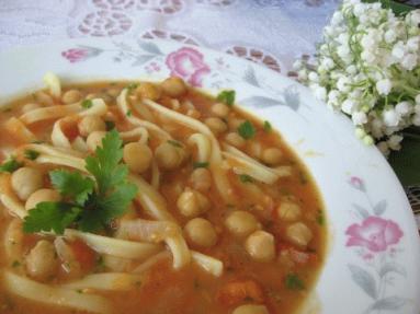 Zdjęcie - Zupa z ciecierzycy z  makaronem  - Przepisy kulinarne ze zdjęciami