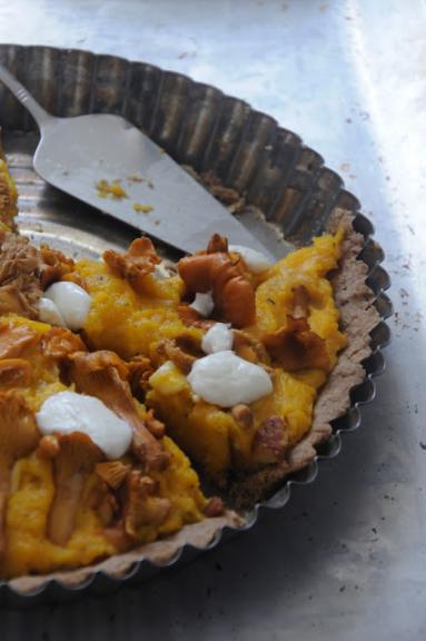 Zdjęcie - Razowa tarta z dynią, kurkami i kozim serem - Przepisy kulinarne ze zdjęciami