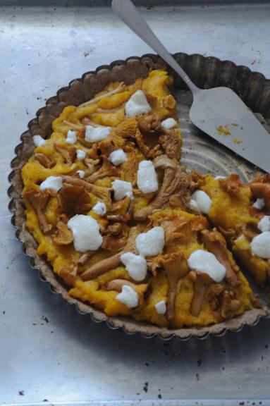 Zdjęcie - Razowa tarta z dynią, kurkami i kozim serem - Przepisy kulinarne ze zdjęciami