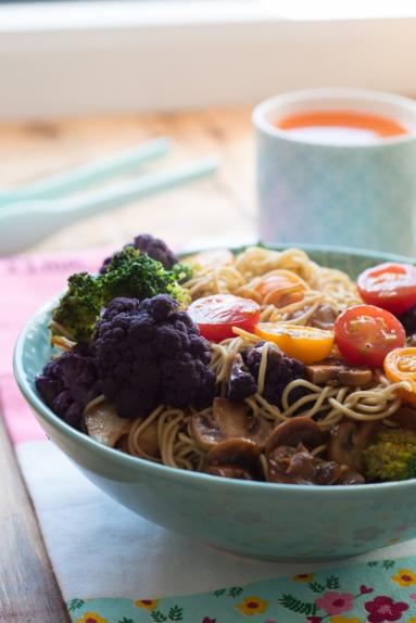 Zdjęcie - Chiński makaron z kolorowymi warzywami - Przepisy kulinarne ze zdjęciami