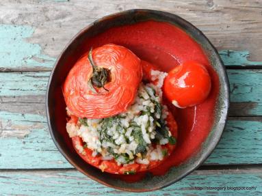 Zdjęcie - Pieczone, faszerowane pomidory - Przepisy kulinarne ze zdjęciami
