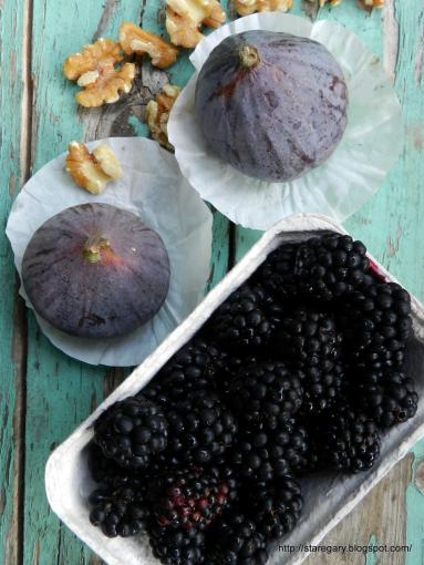 Zdjęcie - Sałatka z fig, jeżyn i orzechów włoskich - Przepisy kulinarne ze zdjęciami