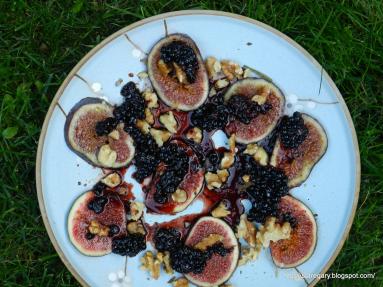 Zdjęcie - Sałatka z fig, jeżyn i orzechów włoskich - Przepisy kulinarne ze zdjęciami