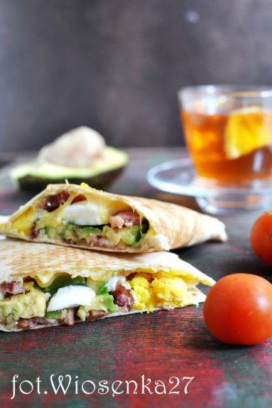 Zdjęcie - Quesadilla z jajkiem i awokado - Przepisy kulinarne ze zdjęciami