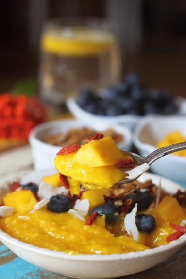 Zdjęcie - Smoothie bowl z mango - Przepisy kulinarne ze zdjęciami