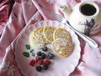 Zdjęcie - Prosta babka jogurtowa ze śliwkami - Przepisy kulinarne ze zdjęciami