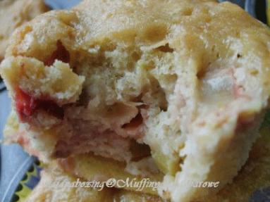 Zdjęcie - Muffiny rabarbarowo - truskawkowe  - Przepisy kulinarne ze zdjęciami