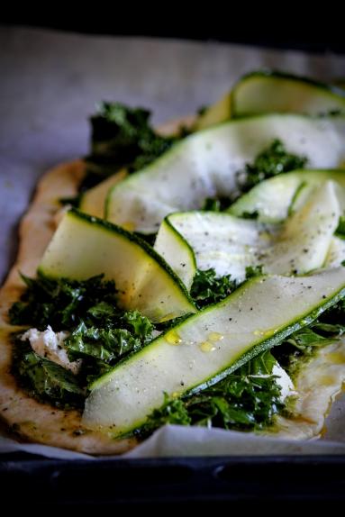Zdjęcie - Pizza zielona, z jarmużem i cukinią - Przepisy kulinarne ze zdjęciami