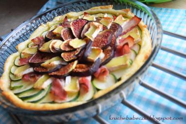 Zdjęcie - Tarta z ciasta francuskiego z figą, boczkiem, cukinią i serem camembert - Przepisy kulinarne ze zdjęciami