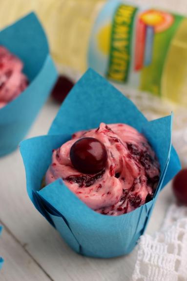 Zdjęcie - Waniliowe cupcakes z kremem wiśniowym - Przepisy kulinarne ze zdjęciami