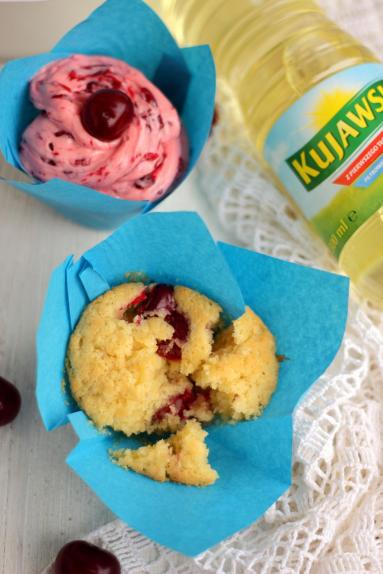Zdjęcie - Waniliowe cupcakes z kremem wiśniowym - Przepisy kulinarne ze zdjęciami