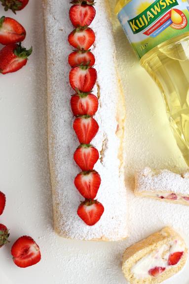 Zdjęcie - Rolada biszkoptowa z truskawkami - Przepisy kulinarne ze zdjęciami