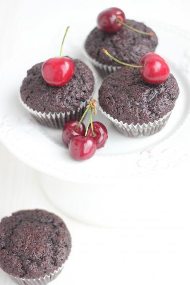 Zdjęcie - Muffinki czekoladowe z czereśniami - Przepisy kulinarne ze zdjęciami
