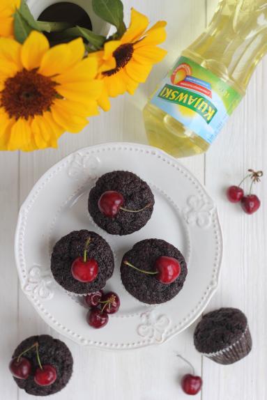 Zdjęcie - Muffinki czekoladowe z czereśniami - Przepisy kulinarne ze zdjęciami