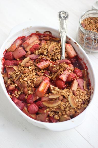 Zdjęcie - Crumble z rabarbarem, truskawkami i domową granolą - Przepisy kulinarne ze zdjęciami