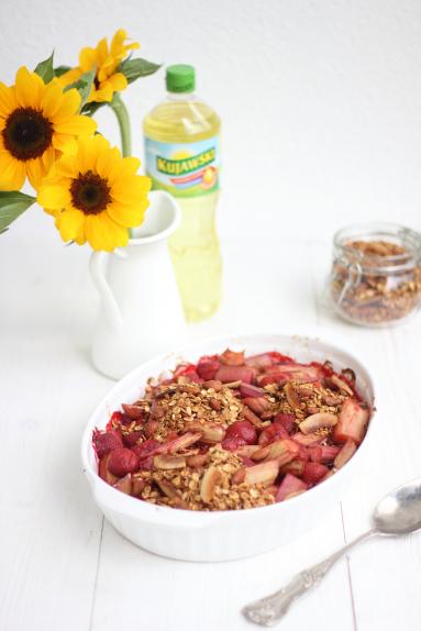 Zdjęcie - Crumble z rabarbarem, truskawkami i domową granolą - Przepisy kulinarne ze zdjęciami